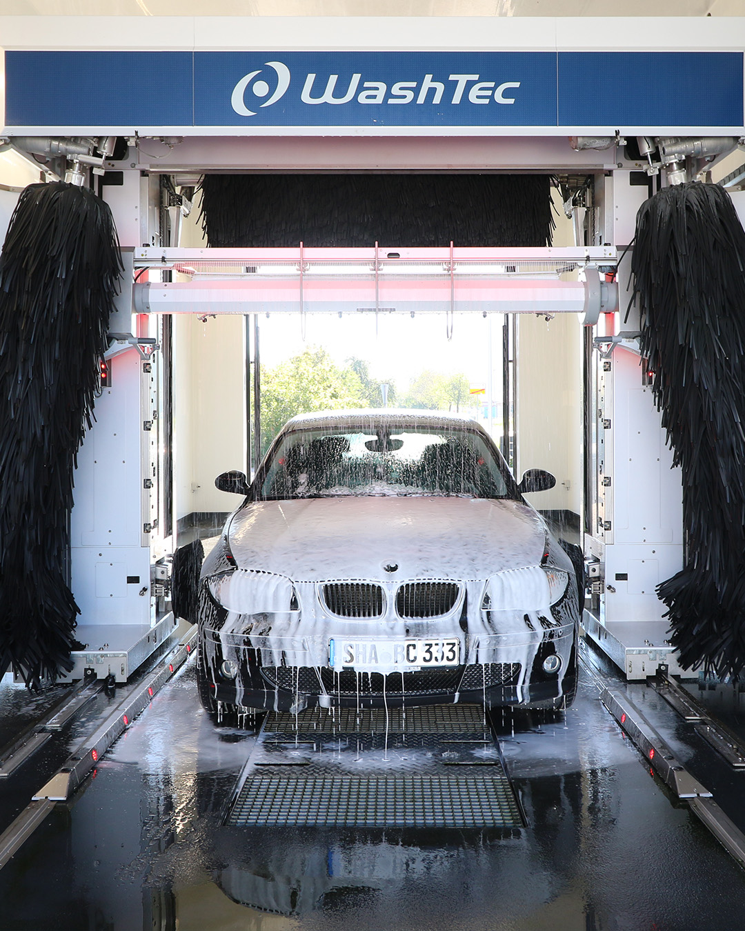 Auto in moderner automatischer Waschanlage mit Schaum