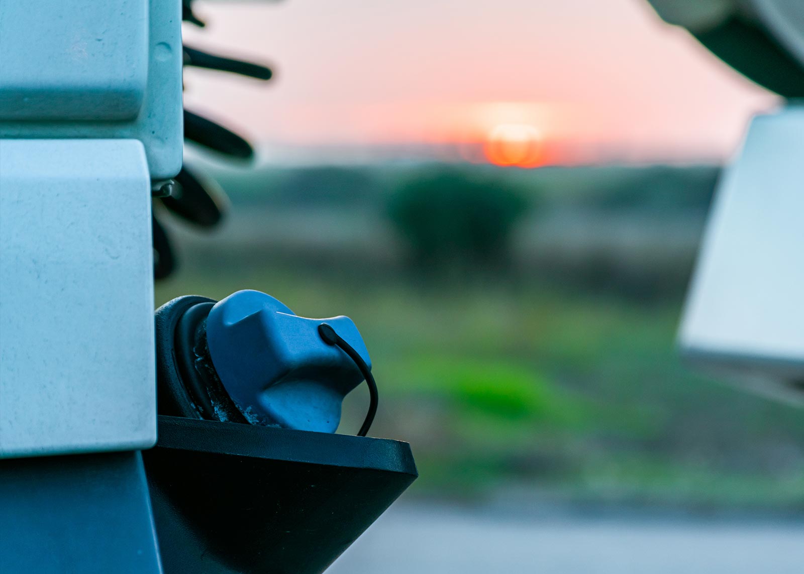 Nahaufnahme eines Maschinenbauteils bei Sonnenuntergang