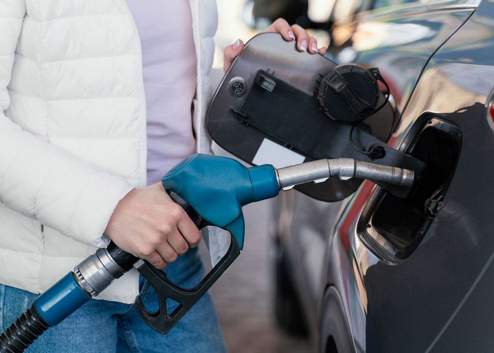 Auto wird an Tankstelle betankt