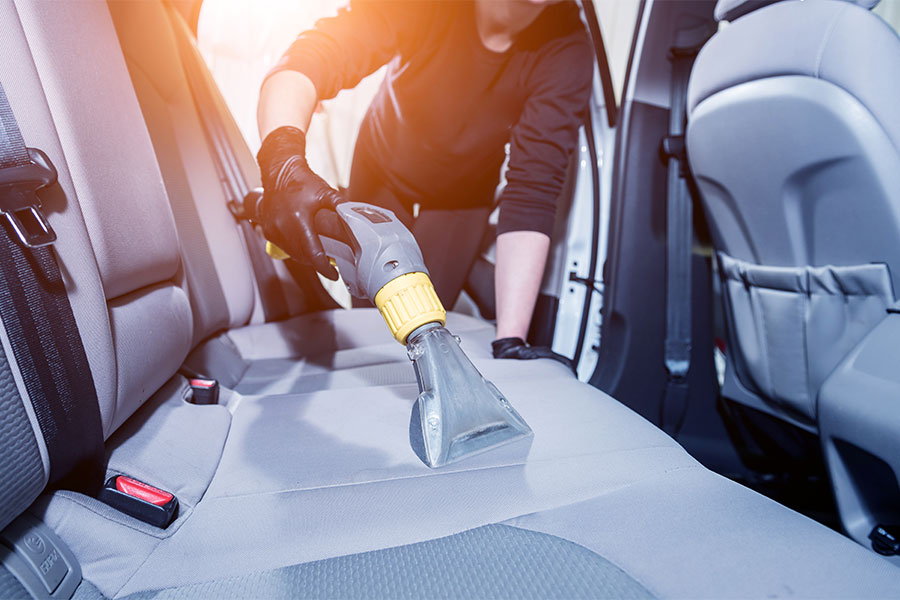 Autoinnenreinigung Sitzpolster mit Nasssauger