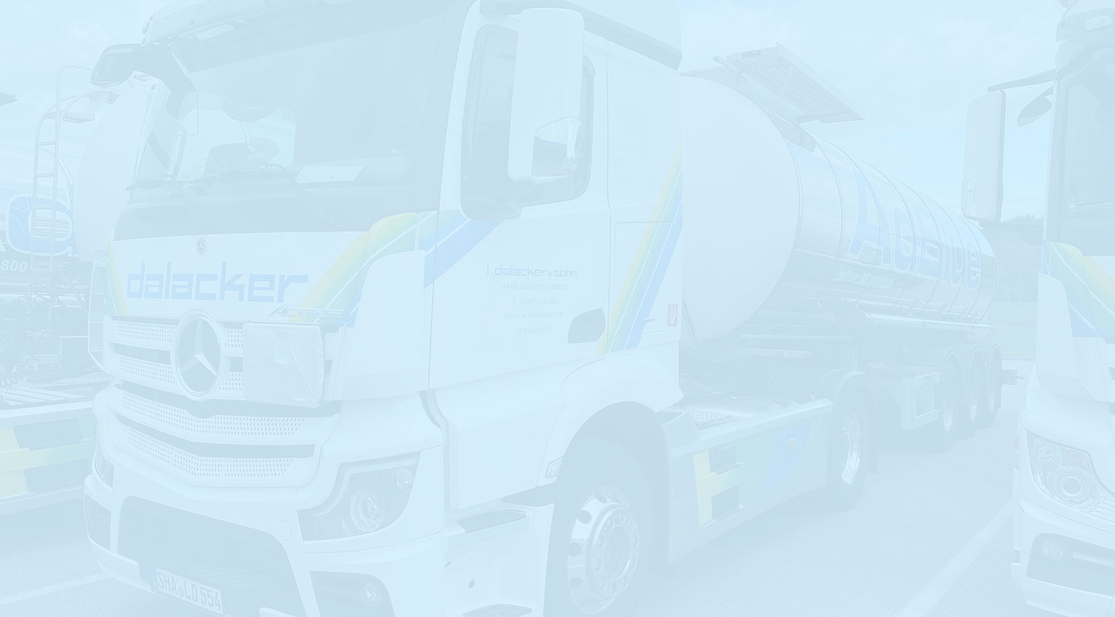 Weißer LKW mit Tankauflieger auf Parkplatz