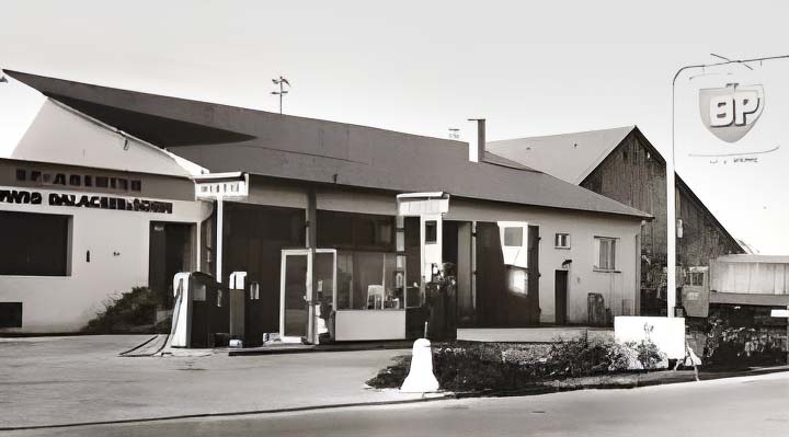 Alte Tankstelle mit Zapfsäulen und Gebäude