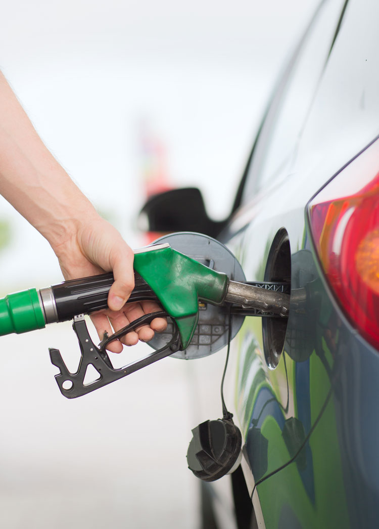Auto wird an Tankstelle betankt