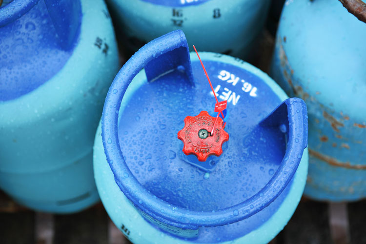 Blaue Gasflasche mit rotem Sicherheitsventil