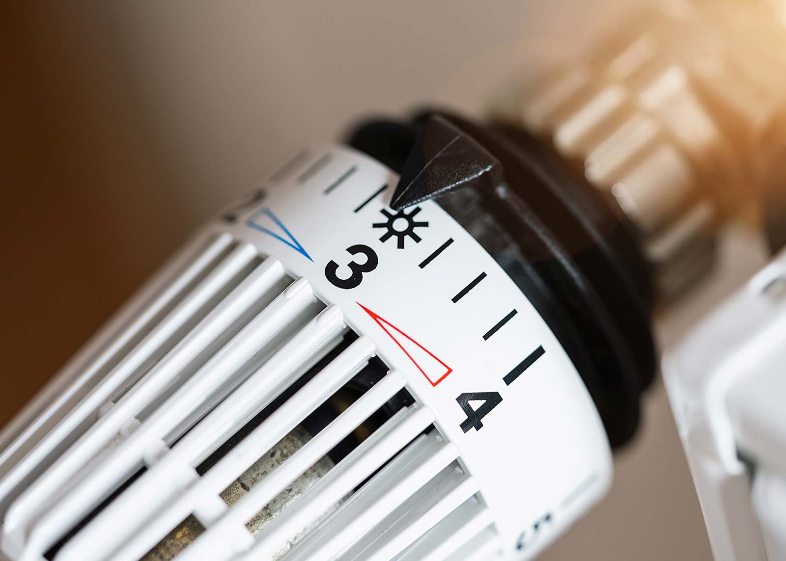 Nahaufnahme Heizungsregler mit Temperatureinstellung