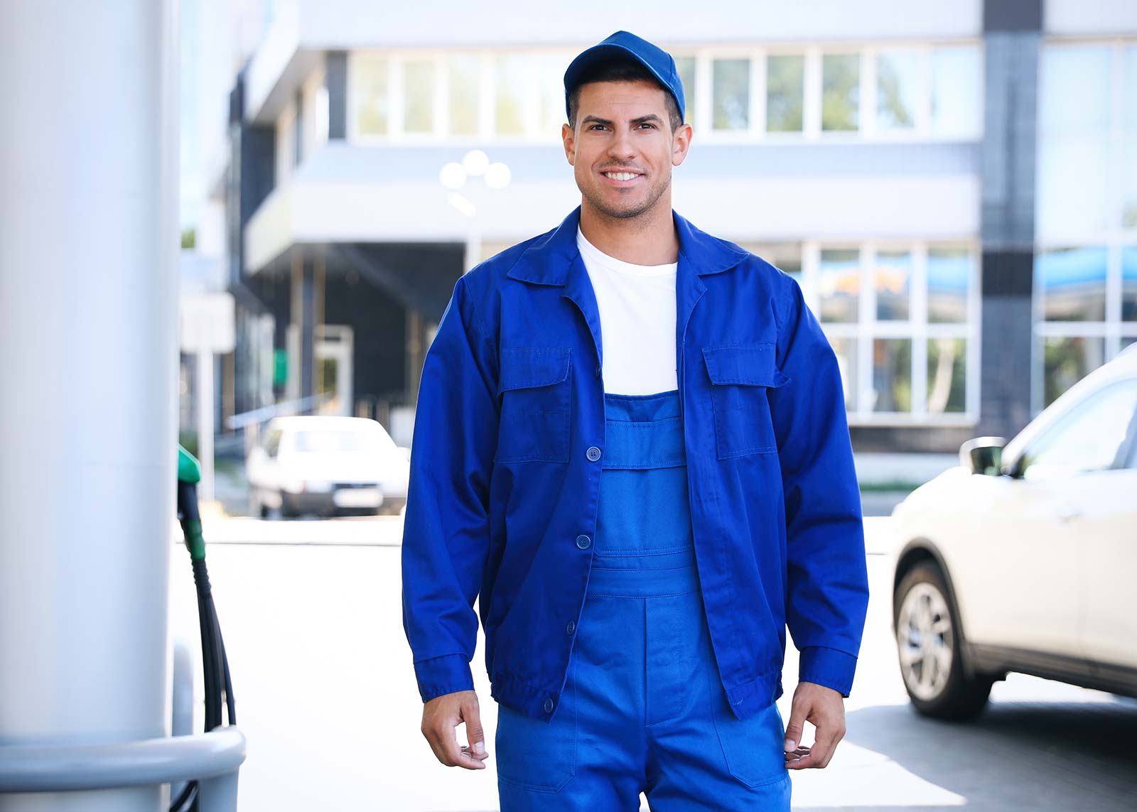 Lächelnder Arbeiter in blauer Arbeitskleidung draußen