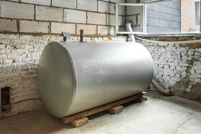Öltank im Kellerraum auf Holzpalette
