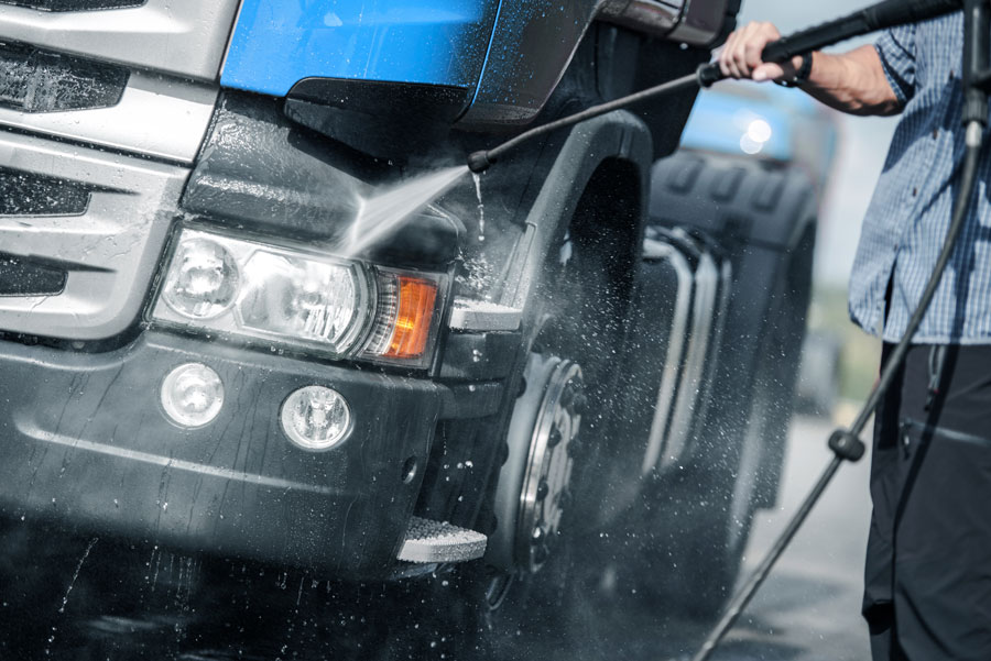 LKW wird mit Hochdruckreiniger gewaschen