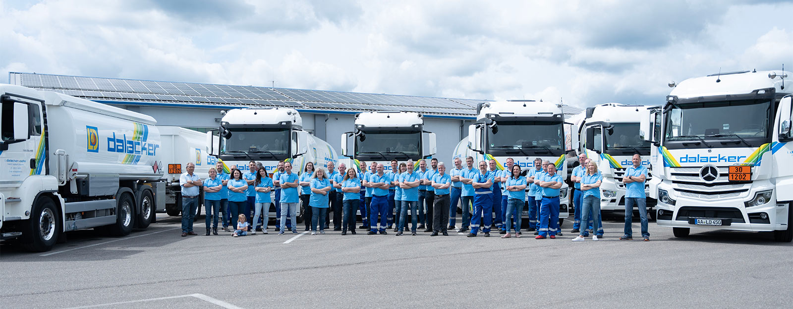 Team vor Dalacker Lkw-Flotte