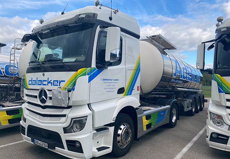 Weißer Mercedes-Benz Tanklastwagen auf Parkplatz