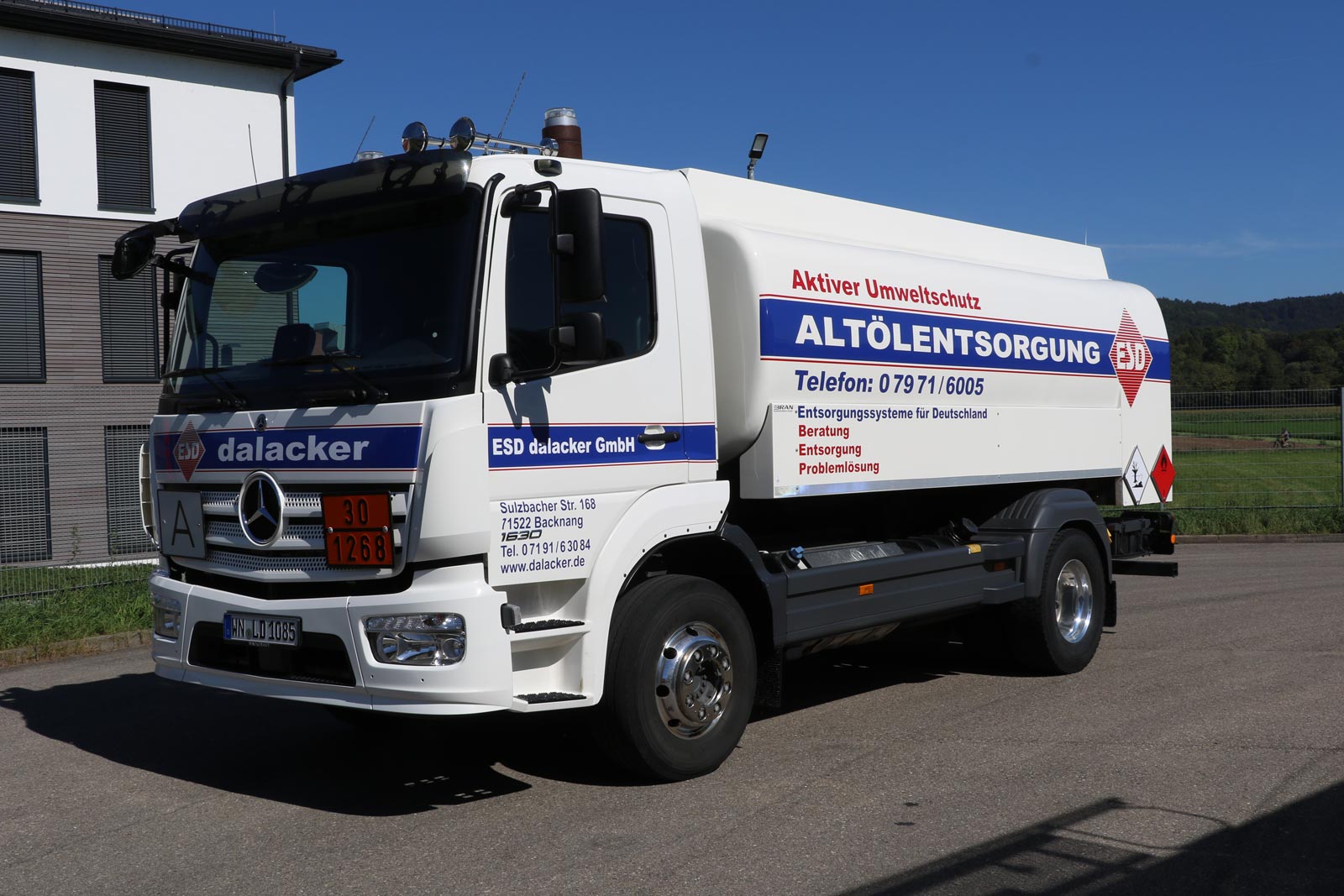 Tankwagen für Altölentsorgung auf Straße geparkt