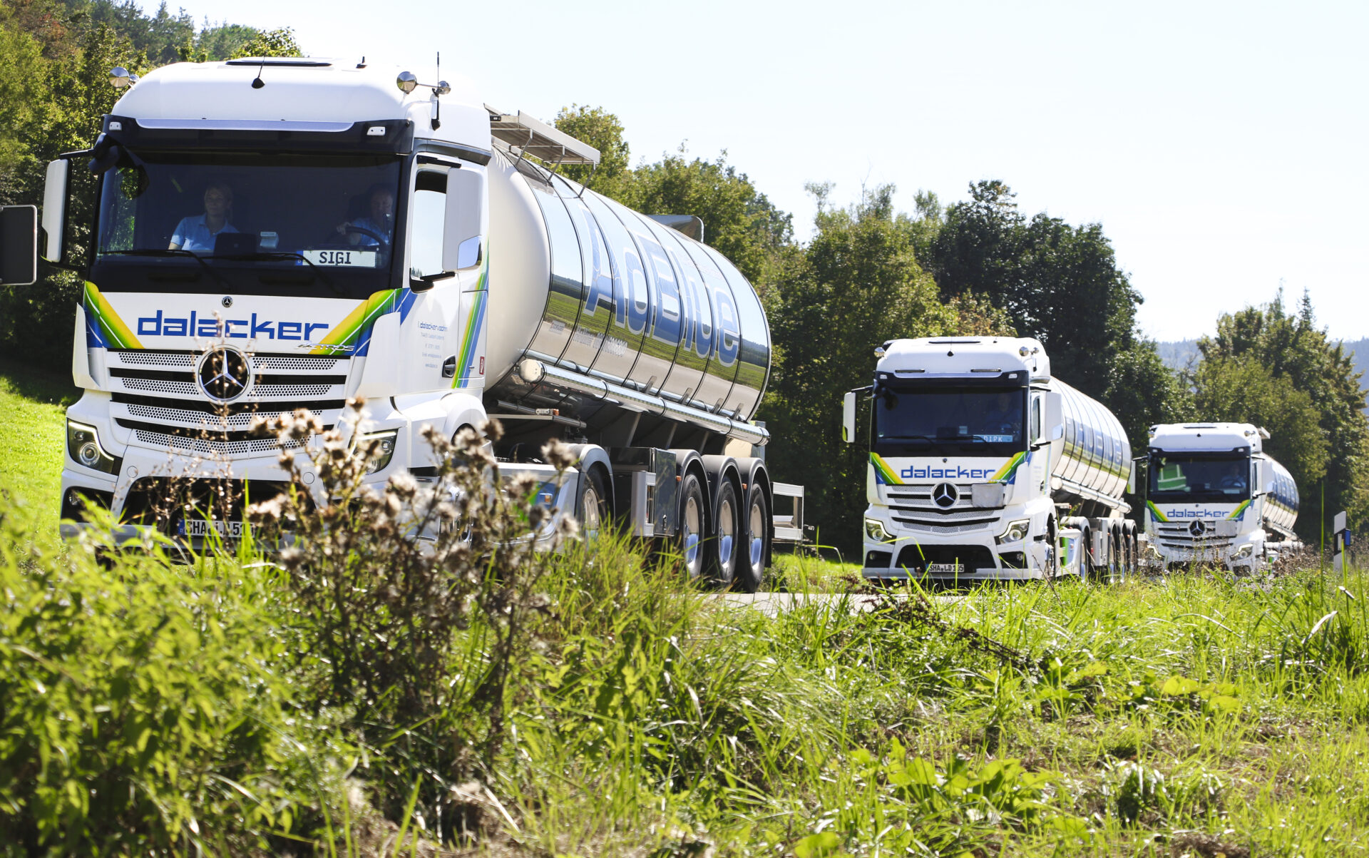Drei Tanklastwagen transportieren AdBlue auf Landstraße
