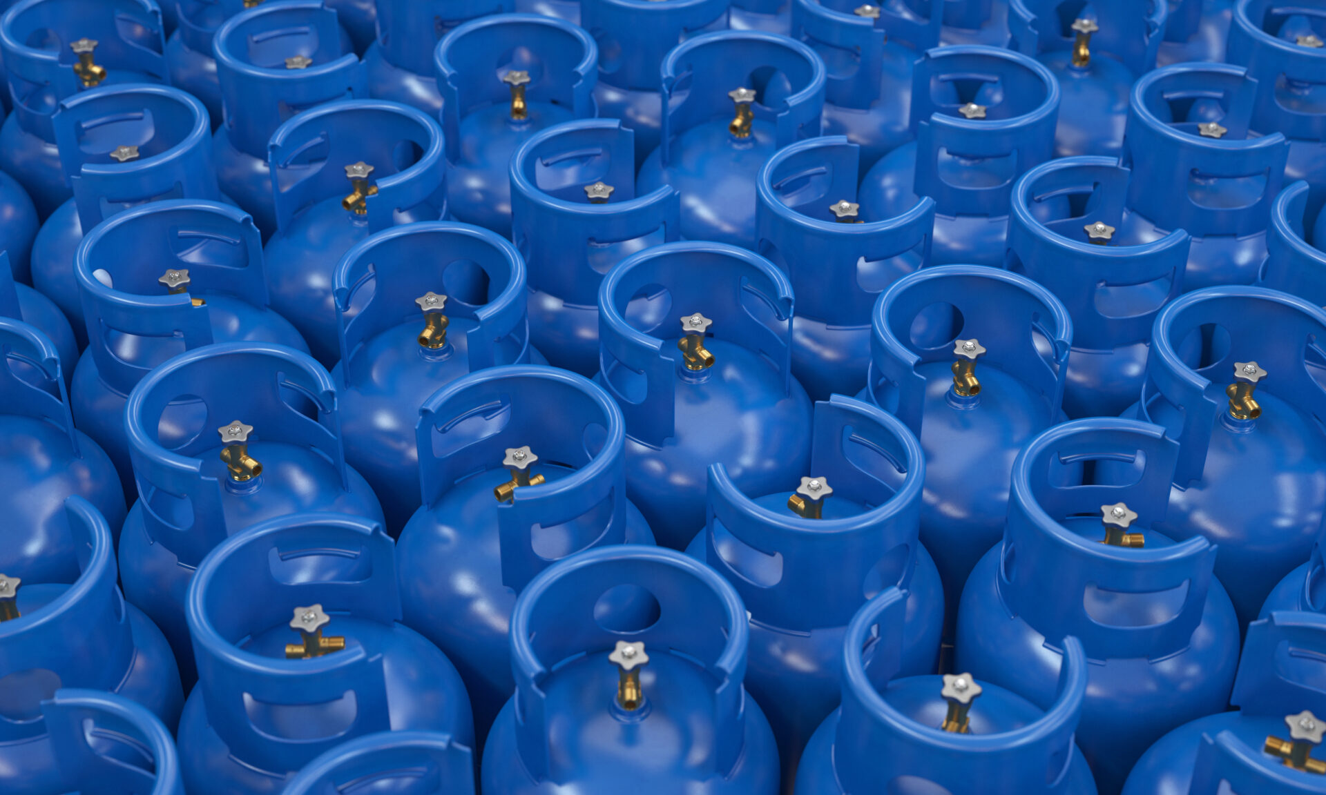 Viele blaue Gasflaschen stehen dicht beieinander
