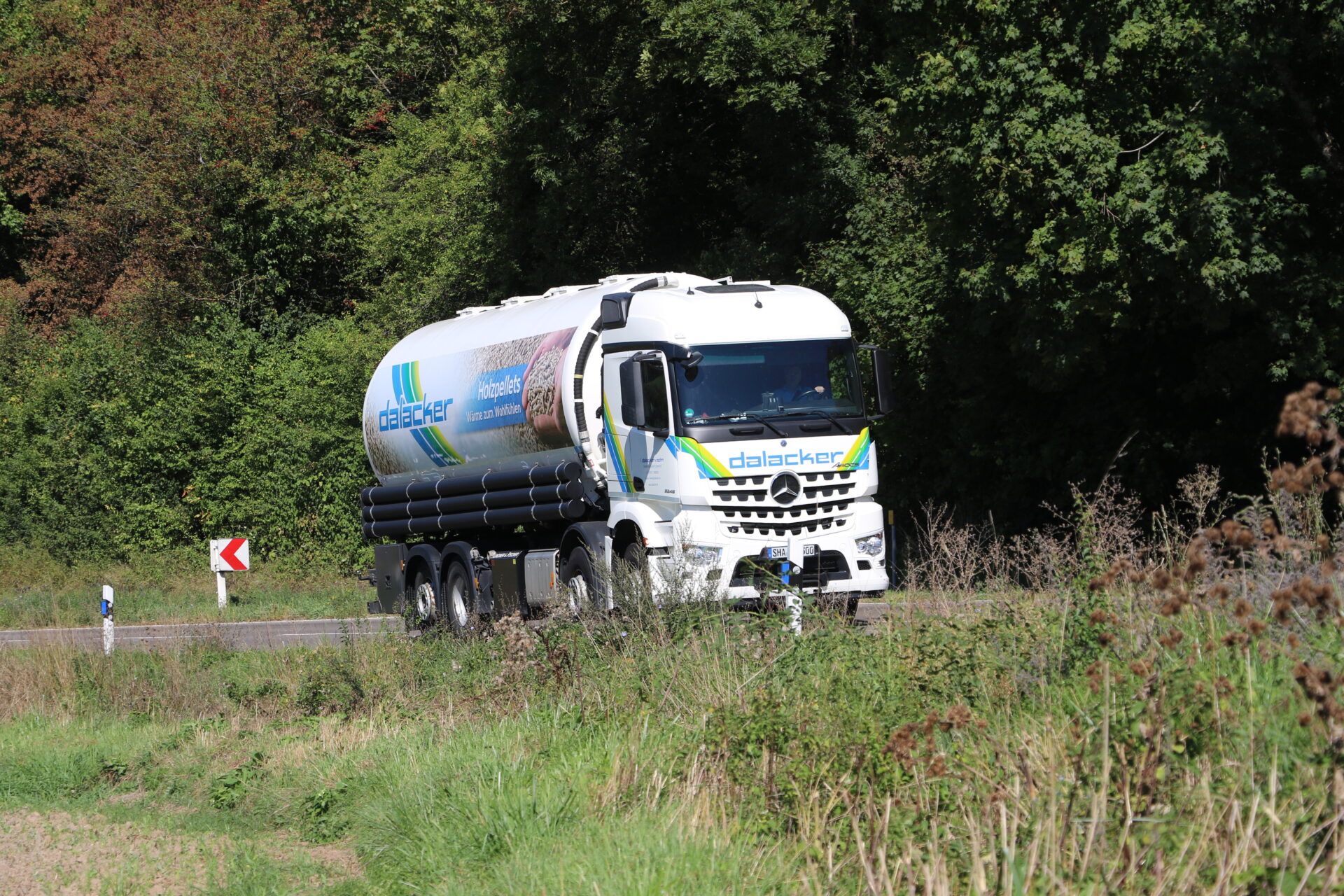 LKW transportiert Holzpellets auf Landstraße