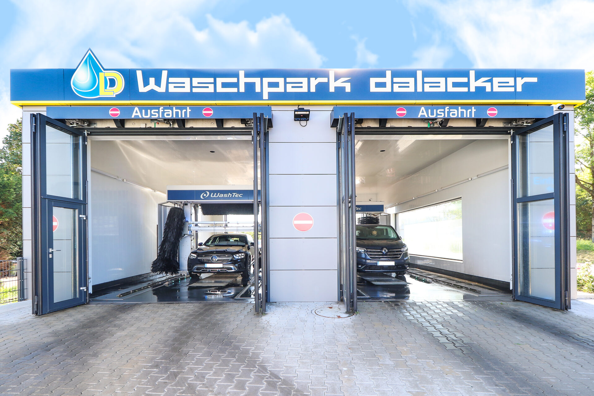 Moderne Autowaschanlage mit zwei Waschstraßen