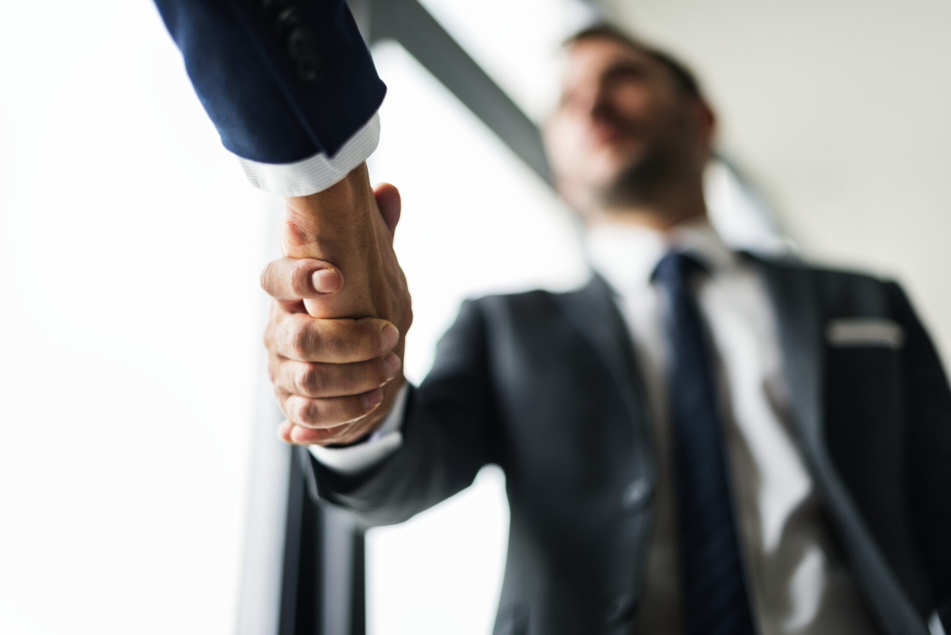 Geschäftsleute geben Handschlag im Büro